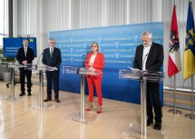 Bei der Pressekonferenz im NÖ Landhaus: Wirtschaftsforscher Christian Helmenstein, LH-Stellvertreter Stephan Pernkopf, Landeshauptfrau Johanna Mikl-Leitner und der Geschäftsführer der Österreichischen Energieagentur Franz Angerer (v. l. n. r.).