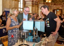 Beim Rundgang durch die rund 70 Stationen war die Landeshauptfrau auch beim Informationsstand der Fachhochschule Wiener Neustadt zu Gast. Im Bild von links nach rechts: LH Johanna Mikl-Leitner, LH-Stellvertreter Stephan Pernkopf und Dr. Carsten Scharlemann. 