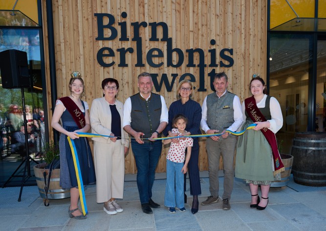 Neue Birnerlebniswelt im Tierpark Haag eröffnet und Mostkönigin Anna I. gekrönt