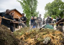 Die kenianischen Landwirtinnen und Landwirte zeigen, was sie in Wieselburg schon zu Beginn ihrer Projektwochen in der Praxis über Kompostwirtschaft gelernt haben.