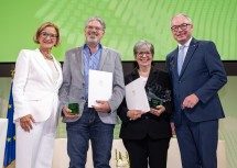 Landeshauptfrau Johanna Mikl-Leitner (li.) und LH-Stellvertreter Stephan Pernkopf (re.) mit Thomas Bugnyar und Christine Glaßner, die jeweils für ihr Gesamtwerk mit dem Würdigungspreis ausgezeichnet wurden.