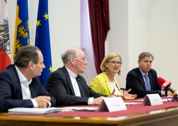 Pressekonferenz nach der ersten Kuratoriumssitzung zur Restaurierung der Domkirche St. Pölten im Sommerrefektorium des Bistums. Im Bild Alfred Kellner, Leiter der Abteilung Kultur und Bildung beim Magistrat St. Pölten, Bischof Alois Schwarz, Landeshauptfrau Johanna Mikl-Leitner und Christoph Bazil, Präsident des Bundesdenkmalamtes (v.l.n.r.).