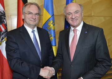 Zusammentreffen in St. Pölten: Landeshauptmann Dr. Erwin Pröll und der Ministerpräsident von Sachsen-Anhalt, Dr. Reiner Haseloff.