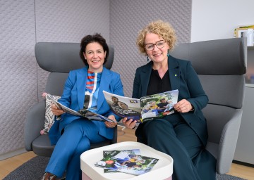 Familien-Landesrätin Christiane Teschl-Hofmeister und Barbara Trettler, Geschäftsführerin der Familienland Niederösterreich GmbH, beim Durchblättern der aktuellen Ausgabe des Familienland*Magazins.