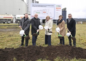 Spatenstich für eine Maistrocknungsanlage und ein Pelletsterminal der Firma Garant Tiernahrung GmbH in Pöchlarn. Im Bild Gerhard Bauernfeind, GF Garant, Karl Moser, Zweiter Landtagspräsident, Landeshauptfrau Johanna Mikl-Leitner, Barbara Kainz, Bürgermeisterin der Stadtgemeinde Pöchlarn, und Stefan Mayrhofer, VD RWA (v.l.n.r.)