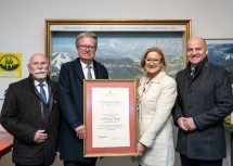 (v.l.) Horst Schröttner, Obmann des Vereins „Freunde der Semmeringbahn“, Landeshauptmann Christopher Drexler, Landeshauptfrau Johanna Mikl-Leitner und Bürgermeister Hermann Doppelreiter mit dem Abkommen zur „UNESCO-Welterbestätte Semmeringbahn“ im Informationszentrum am Bahnhof Semmering.