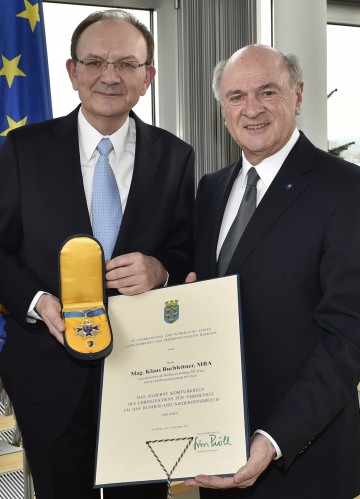 Landeshauptmann Dr. Erwin Pröll überreichte das \"Silberne Komturkreuz des Ehrenzeichens für Verdienste um das Bundesland Niederösterreich\" an Generaldirektor Mag. Klaus Buchleitner.