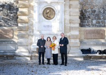 (v.l.) Bürgermeister Hermann Doppelreiter, Danielle Spera, Landeshauptfrau Johanna Mikl-Leitner und der steirische Landeshauptmann Christopher Drexerl vor dem Carl Ritter von Ghega Denkmal.