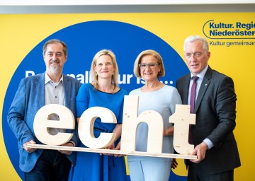 (v.l.) Reinhard Linke, Vorsitzender des Kultursenats des Landes NÖ, Tamara Ofenauer-Haas, Geschäftsführerin der MKM Musik und Kunst Schulen Management NÖ GmbH, Landeshauptfrau Johanna Mikl-Leitner und Martin Lammerhuber, Geschäftsführer Kultur.Region.Niederösterreich.