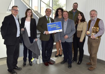 Zusammenarbeit:  Dr. Erwin Slezak (ARGE Donauländer), Veronika Sturzeis (KOMUNITAS OG), Landeshauptmann-Stellvertreter Mag. Wolfgang Sobotka, Mag. Elke Ledl (NÖGUS), Johann Lechner (GESA St. Pölten), Bernhard Kuderer (KOMUNITAS OG), Mag. Judith Willert (NÖGUS) und Franz Rybaczek (Plattform Sozial Produziert). (v.l.n.r.)