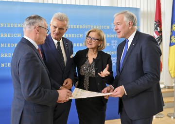 (v.l.) Präsident der NÖ Ärztekammer Harald Schlögel, Vorsitzender des ÖGK Landesstellenausschusses Norbert Fidler, Landeshauptfrau Johanna Mikl-Leitner und NÖGUS Vorsitzender Landesrat Martin Eichtinger bei der Präsentation der „blau-gelben Gesundheitsoffensive“ zum Ausbau der ärztlichen Versorgung in Niederösterreich.