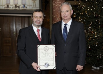 Komitatspräsident Imre Polgárdy überreichte Landtagspräsident Hans Penz den „Verdienstorden des Komitates Veszprém.