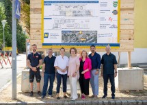 (v.l.n.r.): Nick Eder, Gerhard Grabenweger (beide Swietelsky), Bürgermeisterin Bernadette Geieregger, Familien-Landesrätin Christiane Teschl-Hofmeister, GGR Theresa Edtstadler-Kulhanek, GGR André Stöger und Amtsleiter Peter Berger