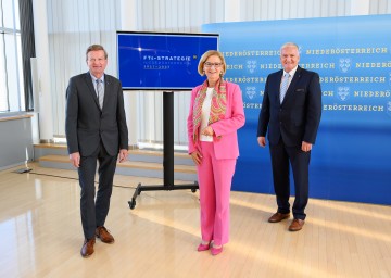 Landeshauptfrau Johanna Mikl-Leitner, LH-Stellvertreter Franz Schnabl und Landesrat Gottfried Waldhäusl über die neue FTI-Strategie des Landes Niederösterreich.