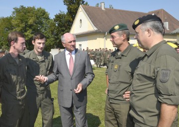 Landeshauptmann Dr. Erwin Pröll im Gespräch mit Grundwehrdienern und dem niederösterreichischen Militärkommandanten Rudolf Striedinger sowie Kommandant Oberst Reinhard Koller