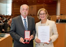 Landeshauptfrau Johanna Mikl-Leitner gratulierte Erich Königsberger zum „Großen Silbernen Ehrenzeichen für Verdienste um die Republik Österreich“.
