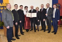 Verleihung der Ehrenbürgerschaft an Landeshauptmann Dr. Erwin Pröll (Mitte) mit Vizebürgermeister Martin Kattner, Nationalrat DI Georg Strasser, Bundesrat Ing. Andreas Pum, Bürgermeisterin Landtagsabgeordnete Michaela Hinterholzer, Elisabeth Pröll, Landtagsabgeordneten Anton Kasser, Landtagsabgeordneten Ing. Bernhard Ebner, MSc und Nationalrat Mag. Andreas Hanger. (v.l.n.r.)