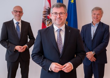 Finanz-Landesrat Ludwig Schleritzko (Mitte) mit Georg Bartmann, Leiter der Wirtschaftsabteilung des Landes und designierter Finanzdirektor, und Finanzdirektor Reinhard Meissl (v.l.n.r.)