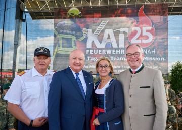 Landesfeuerwehrkommandant Dietmar Fahrafellner, Bundeskanzler Christian Stocker, Landeshauptfrau Johanna Mikl-Leitner und LH-Stellvertreter Stephan Pernkopf eröffneten gemeinsam die KAT25 (v.l.n.r.).
