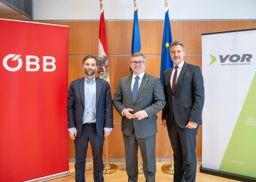 (v.l.) Roman  Miklautz,  ÖBB  Leiter  Nah-  und Regionalverkehr , Mobilitätslandesrat Ludwig Schleritzko und Wolfgang Schroll, Geschäftsführer des 
<br />
Verkehrsverbundes  Ostregion  (VOR)  bei der Pressekonferenz zum Thema „Fahrplanänderungen ab 11. Dezember 2022“.