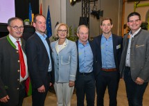 (v.l.n.r) Bürgermeister Richard Hogl, Familie Schuster, Landeshauptfrau Johanna Mikl-Leitner, NÖ Landwirtschaftskammer-Vizepräsident Lorenz Mayr (rechts)