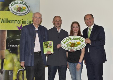 Band 4 der Serie „Ökologische Flora Niederösterreichs“ erschienen: Prof. Wolfgang Adler, Dipl.-Ing. Dr. Bernhard Splechtna, DI Dr. Silvia Winter und Landeshauptmann-Stellvertreter Mag. Wolfgang Sobotka (v.l.n.r.)