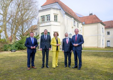 Bürgermeister Johannes Zuser (von links), Direktor Alexander Zirkler (Chabad-Organisation), Bildungs-Landesrätin Christiane Teschl-Hofmeister, Prof. Jacob Biderman (Chabad-Organisation) und Innenminister Gerhard Karner