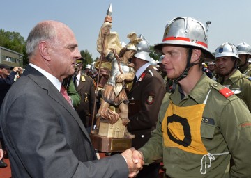 Am Sonntag, 1. Juli, kam in Ternitz (Bezirk Neunkirchen) der diesjährige NÖ Landesfeuerwehrleistungsbewerb zu seinem Abschluss. Landeshauptmann Dr. Erwin Pröll gratulierte den Feuerwehrleuten vor Ort zu ihren Erfolgen.