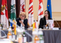 Landeshauptfrau Johanna Mikl-Leitner und Staatssekretärin Andrea Mayer bei der Tagung in Grafenegg.