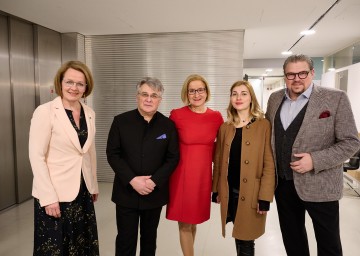 Von links nach rechts: Landesrätin Christiane Teschl-Hofmeister, Dirigent Mykola Diadiura, Landeshauptfrau Johanna Mikl-Leitner, Geigerin Diana Tishchenko und Tenor Michael Schade.