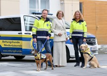 Landeshauptfrau Johanna Mikl-Leitner mit Karin Kuhn und Stefan Tucek von den Rettungshunden 