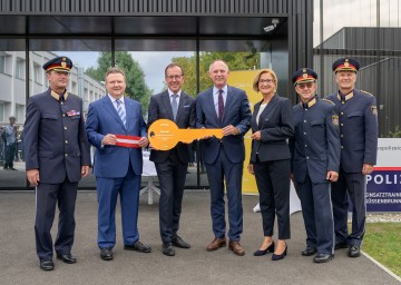 Wiens Landespolizeipräsident Gerhard Pürstl, Bürgermeister Michael Ludwig, Geschäftsführer Wolfgang Gleissner (BIG), Bundesminister Gerhard Karner, Landeshauptfrau Johanna Mikl-Leitner, Brigadier Andreas Kohs und Landespolizeidirektor Franz Popp bei der feierlichen Eröffnung (v.l.n.r.).