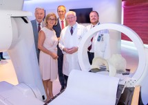 Neue Bestrahlung mit Kohlenstoffionen am MedAustron Wiener Neustadt: Im Bild MedAustron-Aufsichtsratsvorsitzender Klaus Schneeberger, Landeshauptfrau Johanna Mikl-Leitner, der kaufmännische Direktor Alfred Zens, der ärztliche Direktor Eugen B. Hug und Piero Fossati, der wissenschaftliche und klinische Direktor der Kohlenstoffionen-Behandlung (v.l.n.r.)