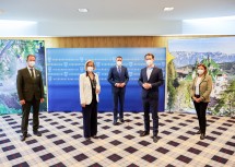 WK-Sparten-Obmann Mario Pulker (v.l.), Landeshauptfrau Johanna Mikl-Leitner, Landesrat Jochen Danninger, Bundeskanzler Sebastian Kurz und WK-Fachgruppen-Obfrau Susanne Kraus-Winkler nach der Pressekonferenz