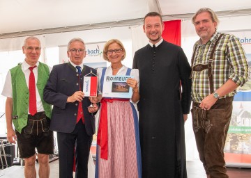 Rohrbach an der Gölsen: Eröffnung des Hauptplatzes und Abschluss der Kirchenrenovierung. Gemeindebauamtsleiter Christian Rotteneder, Bürgermeister Karl Bader, Landeshauptfrau Johanna Mikl-Leitner, Pfarrer Altmann Wand und geschäftsführender Gemeinderat Markus Leopold (v.l.n.r.)