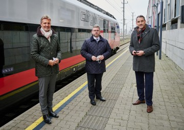 VOR-Geschäftsführer Wolfgang Schroll, NÖ Mobilitätslandesrat Ludwig Schleritzko und ÖBB Regionalmanager Christof Hermann informierten in St. Pölten über den Bahn-Fahrplan 2021 (v.l.n.r.)