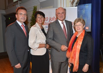 20 Jahre Stadterneuerung: DI Hubert Trauner, Obfrau Maria Forstner, Landeshauptmann Dr. Erwin Pröll und DI Ilse Wollansky.