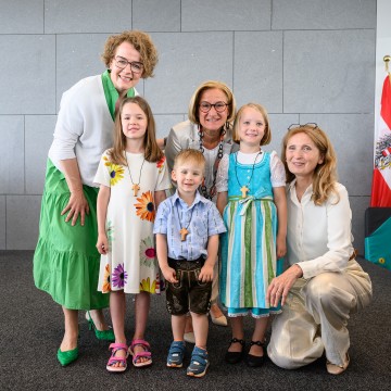 50 Jahre Landhaus-Kindergarten: Landesrätin Christiane Teschl-Hofmeister, Landeshauptfrau Johanna Mikl-Leitner, Kindergarten-Leiterin Anita Schuster und die Kinder Josy, Julius und Sophia.