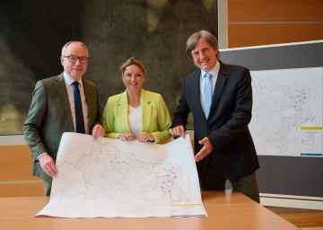 LH-Stellvertreter Stephan Pernkopf, Landesrätin Susanne Rosenkranz und Raumplaner Thomas Knoll stellten die Novelle des „Sektorales Raumordnungsprogramm über die Windkraftnutzung“ vor.