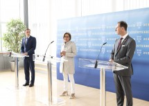 Bei der Pressekonferenz im Landhaus in St. Pölten: Tourismus-Landesrat Jochen Danninger, Landeshauptfrau Johanna Mikl-Leitner und Tourismus-Spartenobmann Mario Pulker (v.l.n.r.)