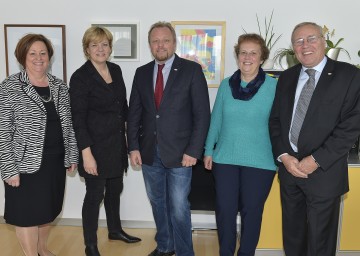 Sozial-Landesrätin Mag. Barbara Schwarz mit Vertretern der Lebenshilfe NÖ: Vizepräsidentin Friederike Pospischil, Geschäftsführer Christian Albert, Karin Zillinger (Sprecherin der Angehörigen), Präsident Otto Perny (v.l.n.r.)