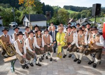 Landeshauptfrau Johanna Mikl-Leitner und Bürgermeister Franz Faschingleitner flankiert von den Mitgliedern der Blasmusikkapelle.