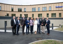 (v.l.) Bischof Alois Schwarz, Geschäftsführer VERBUND Hydro Power GmbH Michael Amerer, CEO VERBUND AG Michael Strugl, Bundesminister Martin Kocher, VERBUND Vorstandsmitglied Susanna Zapreva, Landeshauptfrau Johanna Mikl-Leitner, COO VERBUND AG Achim Kaspar, Karl Heinz Gruber, Geschäftsführer VERBUND Hydro Power GmbH und Lehrwerkstattleiter Robert Nußbaummüller vor den neuen Lehrlingsquartier in Ybbs.