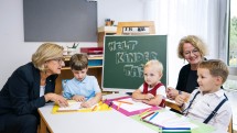 „Landeshauptfrau Johanna Mikl-Leitner und Landesrätin Christiane Teschl-Hofmeister in einem Kindergarten in St. Pölten.“