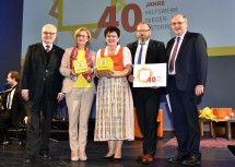 Gründer Erich Fidesser, Landeshauptfrau Johanna Mikl-Leitner, Michaela Hinterholzer, Präsidentin des Hilfswerk Niederösterreich, Geschäftsführer Christoph Gleirscher und Keynote-Speaker Professor Christoph Badelt bei der Festmatinee anlässlich 40 Jahre Hilfswerk Niederösterreich (v.l.n.r.)
