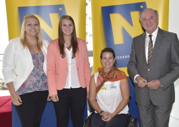 Gratulierten den „ausgezeichneten“ Maturantinnen Nicole Turner (HTL Semmering) und Kathrin Haidbauer (HLP Mödling): Stargast Schwimmerin Sabine Weber-Treiber und Landeshauptmann Dr. Erwin Pröll. (v.l.n.r.)