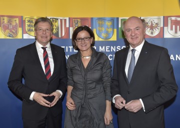 Außerordentliche Landeshauptleute-Konferenz im Palais Niederösterreich, im Bild der Kärntner Landeshauptmann Dr. Peter Kaiser, Innenministerin Mag. Johanna Mikl-Leitner und Landeshauptmann Dr. Erwin Pröll (v. l. n. r.)