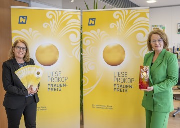 Landesrätin Christiane Teschl-Hofmeister und Jurymitglied Ulrike Prommer (GF IMC FH Krems) bei der Präsentation des Liese-Prokop-Frauenpreis
<br />
