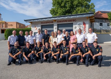 LH Mikl-Leitner gratuliert der Wettkampfgruppe der FF Johannesberg zum Weltrekord bei der Feuerwehr-Weltmeisterschaft in Eisenstadt
