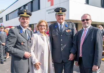 Eröffneten die neue Bezirksstelle des Roten Kreuzes und Betreutes Wohnen in Hollabrunn: Bezirksstellenleiter Stefan Grusch, Landeshauptfrau Johanna Mikl-Leitner, Rot-Kreuz-Präsident Josef Schmoll und WAV-Direktor Manfred Damberger (v.l.n.r.)